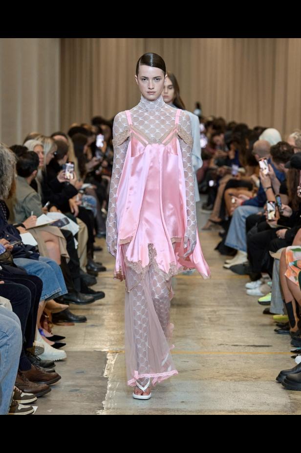 مجموعة Burberry لربيع 2023 أناقة صيفية بلمسة بريطانية 