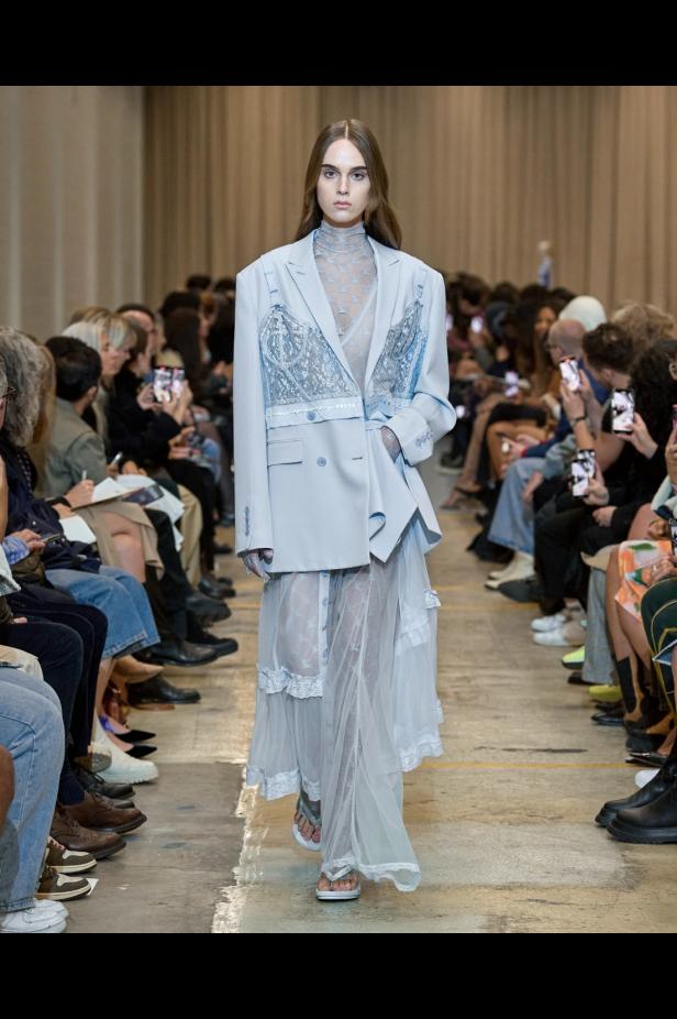 مجموعة Burberry لربيع 2023 أناقة صيفية بلمسة بريطانية 