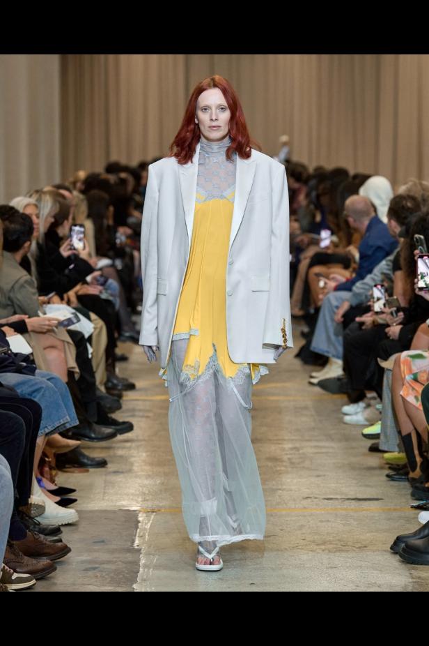 مجموعة Burberry لربيع 2023 أناقة صيفية بلمسة بريطانية 