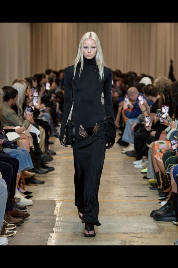 مجموعة Burberry لربيع 2023 أناقة صيفية بلمسة بريطانية 