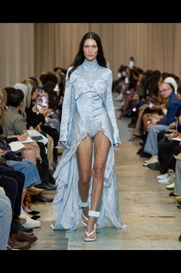 مجموعة Burberry لربيع 2023 أناقة صيفية بلمسة بريطانية 