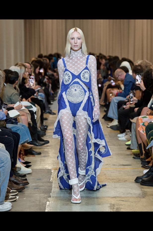 مجموعة Burberry لربيع 2023 أناقة صيفية بلمسة بريطانية 