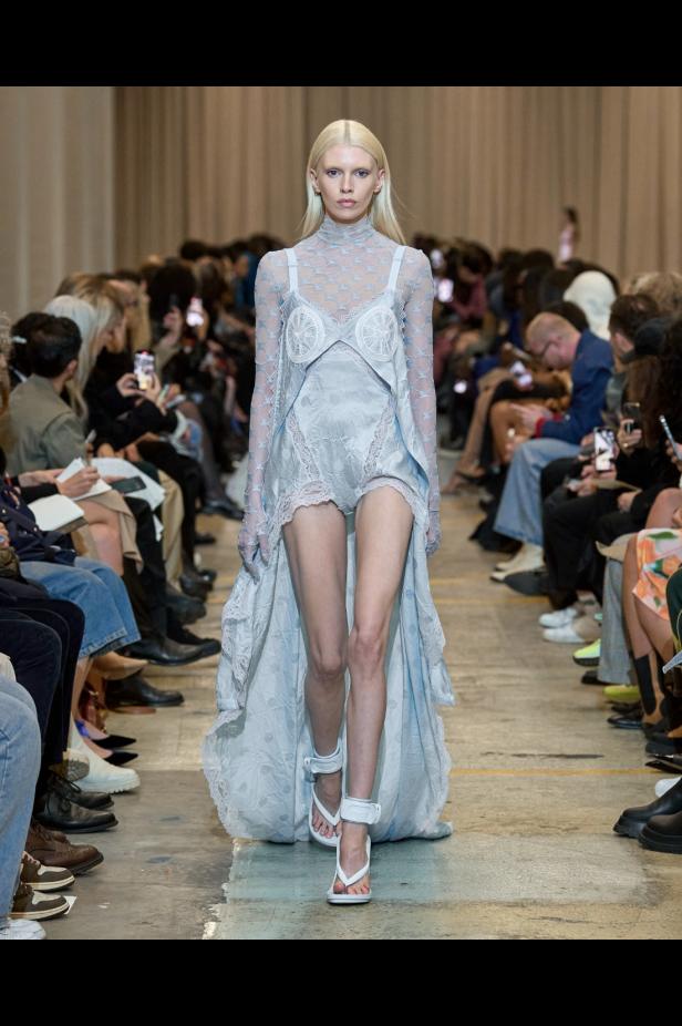 مجموعة Burberry لربيع 2023 أناقة صيفية بلمسة بريطانية 