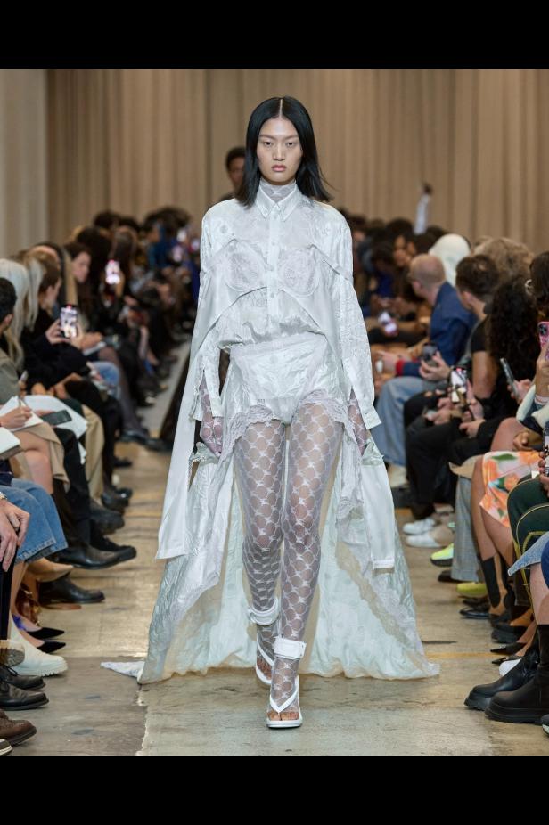 مجموعة Burberry لربيع 2023 أناقة صيفية بلمسة بريطانية 