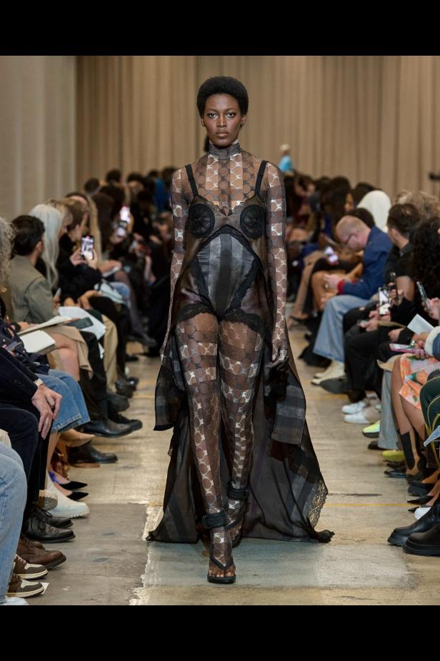 مجموعة Burberry لربيع 2023 أناقة صيفية بلمسة بريطانية 