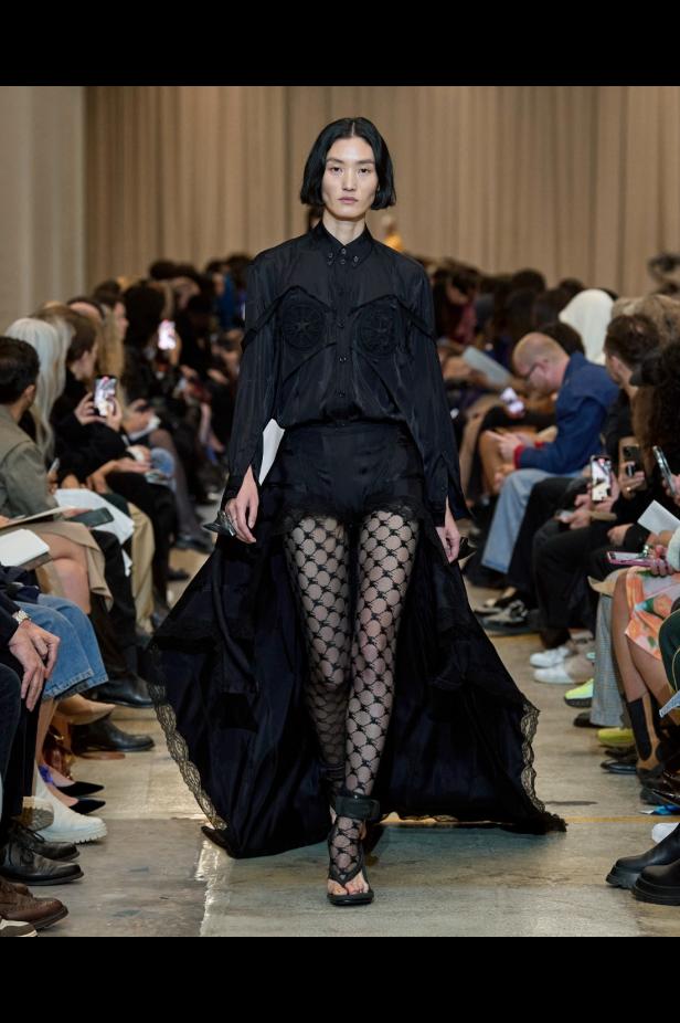 مجموعة Burberry لربيع 2023 أناقة صيفية بلمسة بريطانية 