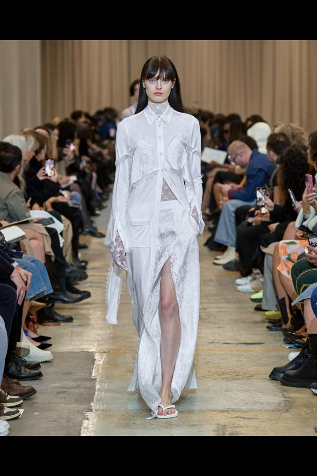 مجموعة Burberry لربيع 2023 أناقة صيفية بلمسة بريطانية 