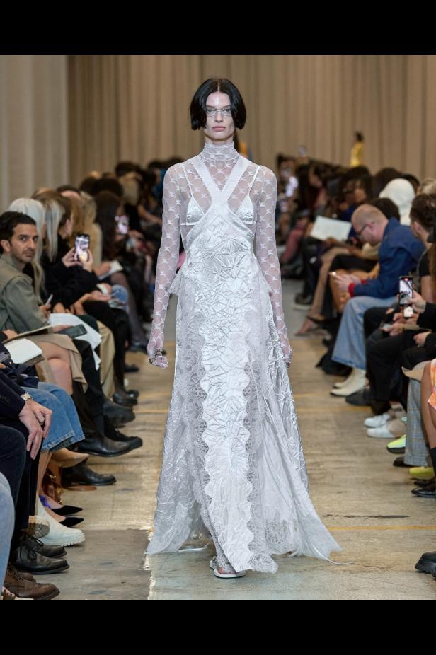 مجموعة Burberry لربيع 2023 أناقة صيفية بلمسة بريطانية 