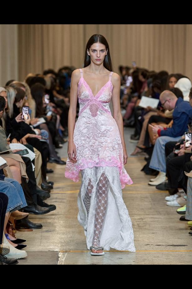 مجموعة Burberry لربيع 2023 أناقة صيفية بلمسة بريطانية 