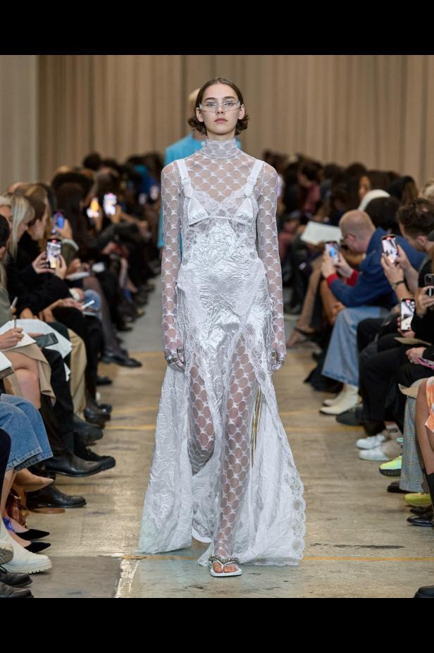 مجموعة Burberry لربيع 2023 أناقة صيفية بلمسة بريطانية 