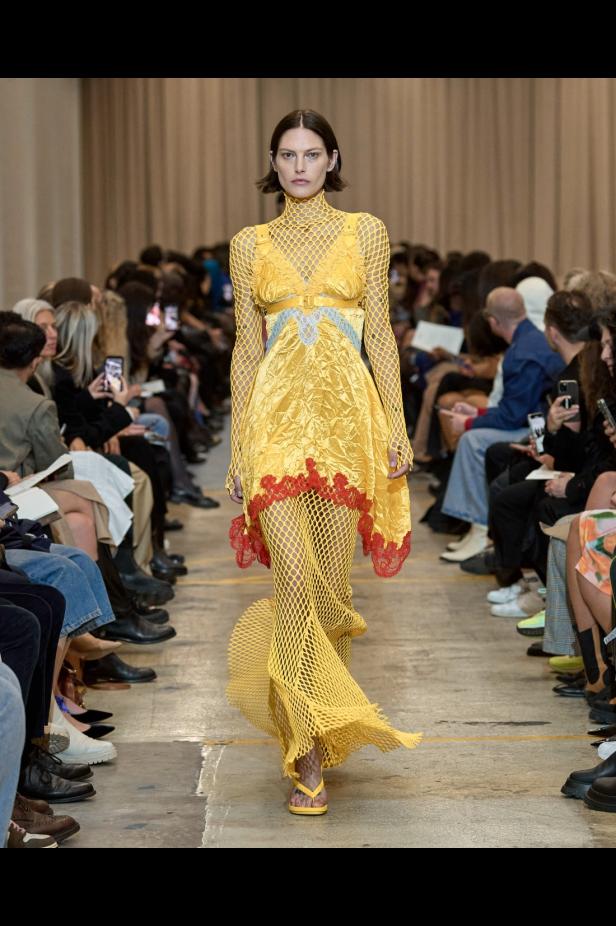 مجموعة Burberry لربيع 2023 أناقة صيفية بلمسة بريطانية 