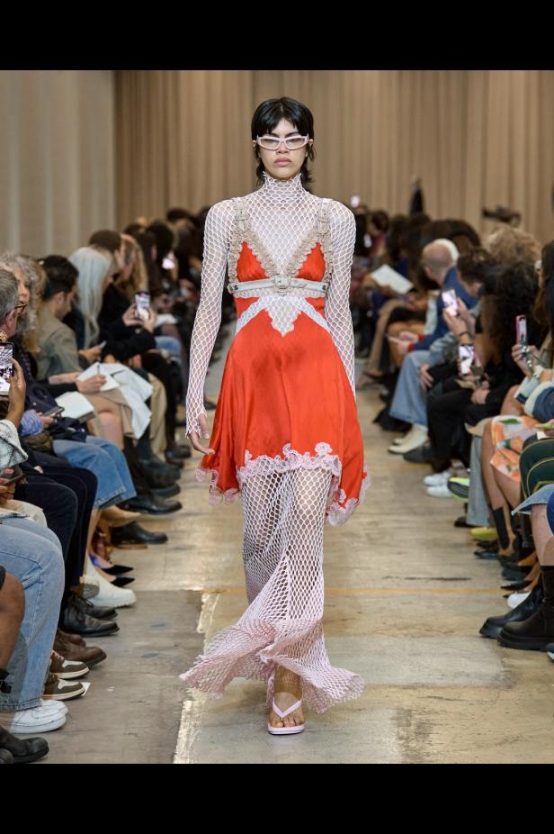 مجموعة Burberry لربيع 2023 أناقة صيفية بلمسة بريطانية 