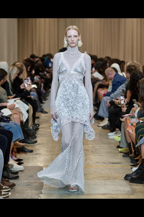 مجموعة Burberry لربيع 2023 أناقة صيفية بلمسة بريطانية 