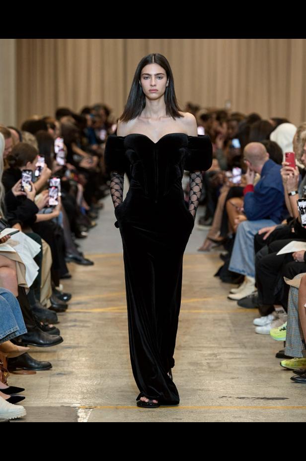 مجموعة Burberry لربيع 2023 أناقة صيفية بلمسة بريطانية 