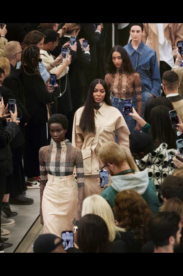 مجموعة Burberry لربيع 2023 أناقة صيفية بلمسة بريطانية 