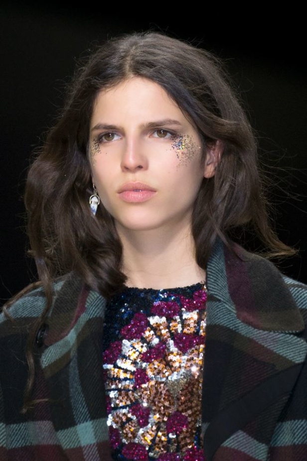 مجموعة Burberry لربيع 2023 أناقة صيفية بلمسة بريطانية 