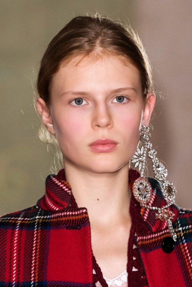 مجموعة Burberry لربيع 2023 أناقة صيفية بلمسة بريطانية 