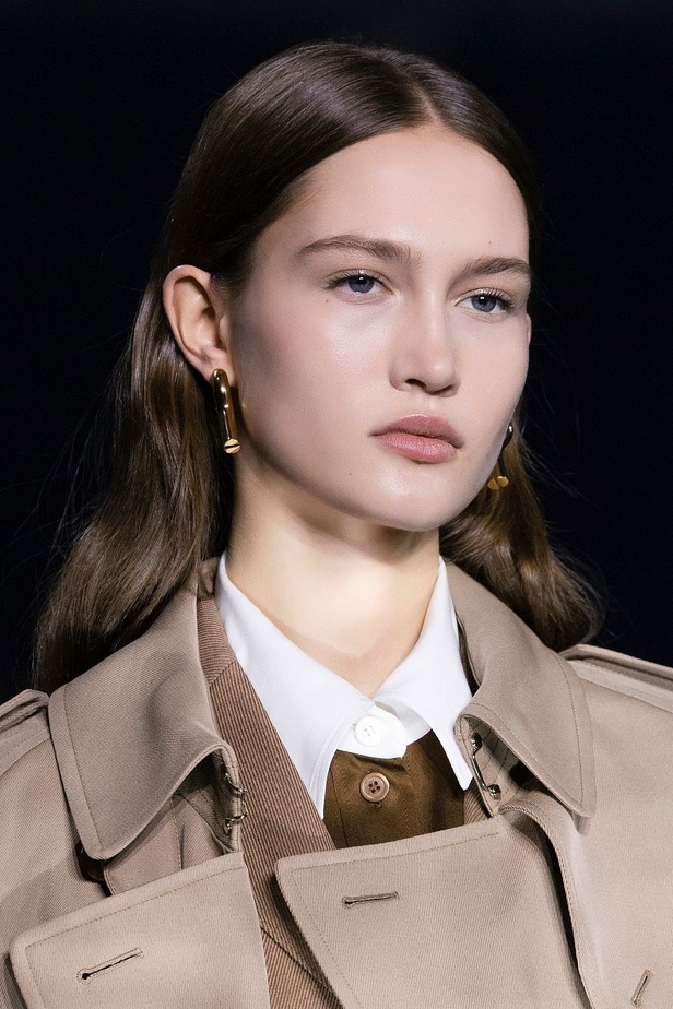 مجموعة Burberry لربيع 2023 أناقة صيفية بلمسة بريطانية 