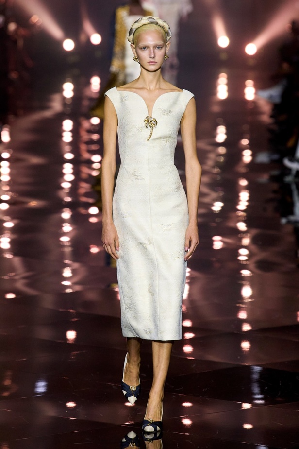 مجموعة Roberto Cavalli لربيع 2023 سحر الطبعات والتصاميم الأنثوية