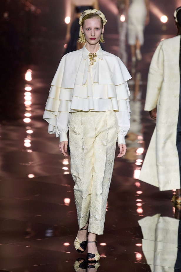 مجموعة Roberto Cavalli لربيع 2023 سحر الطبعات والتصاميم الأنثوية