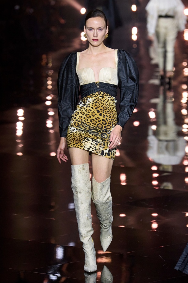 مجموعة Roberto Cavalli لربيع 2023 سحر الطبعات والتصاميم الأنثوية