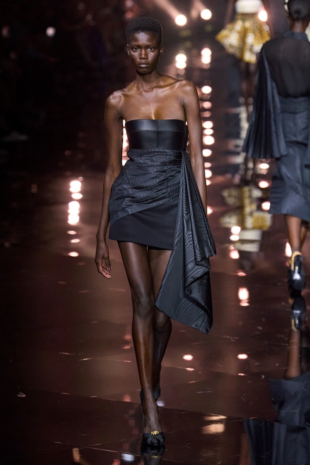 مجموعة Roberto Cavalli لربيع 2023 سحر الطبعات والتصاميم الأنثوية