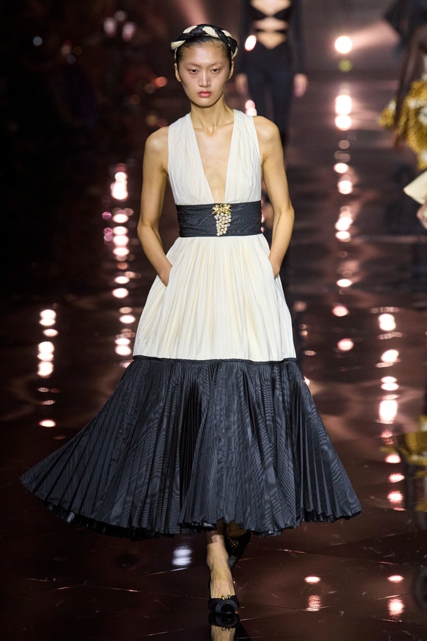 مجموعة Roberto Cavalli لربيع 2023 سحر الطبعات والتصاميم الأنثوية