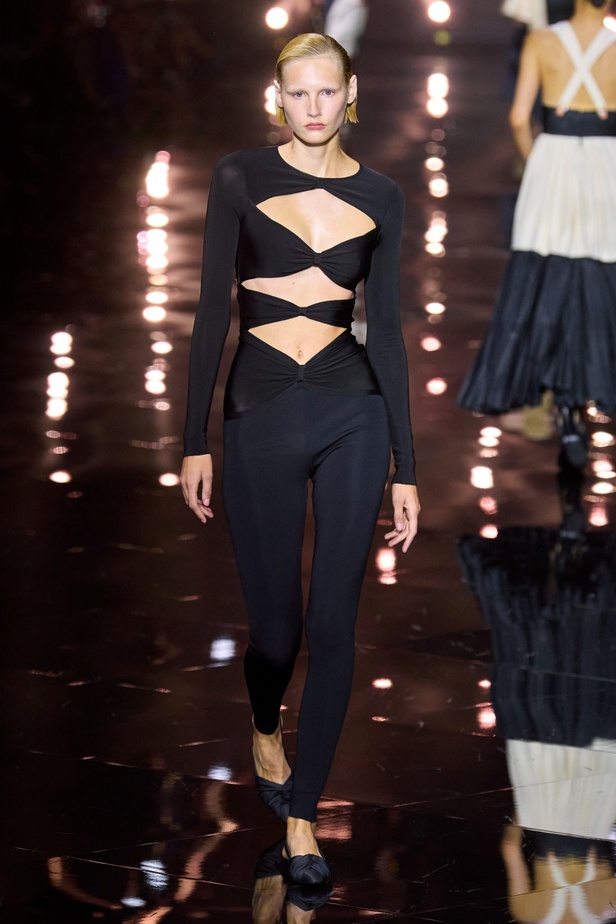 مجموعة Roberto Cavalli لربيع 2023 سحر الطبعات والتصاميم الأنثوية