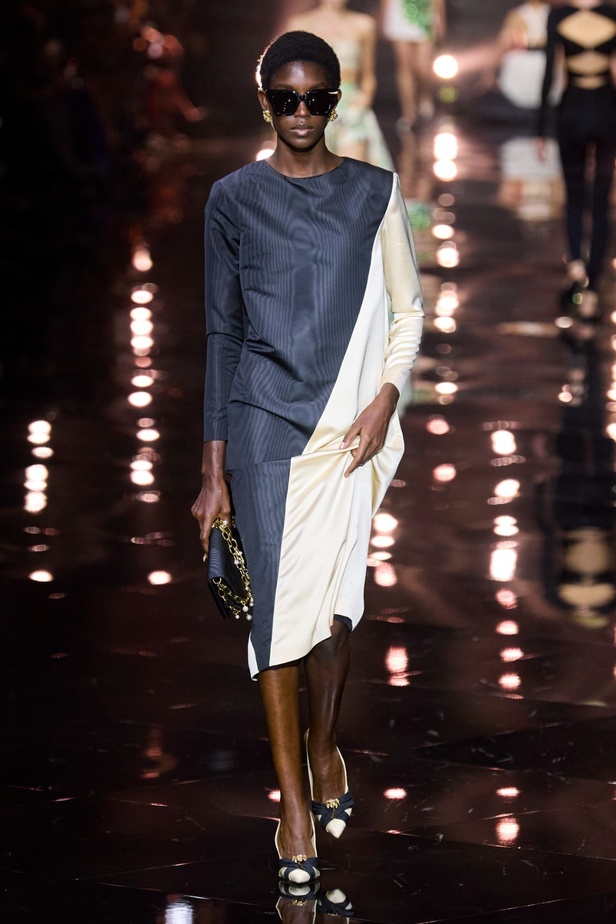 مجموعة Roberto Cavalli لربيع 2023 سحر الطبعات والتصاميم الأنثوية