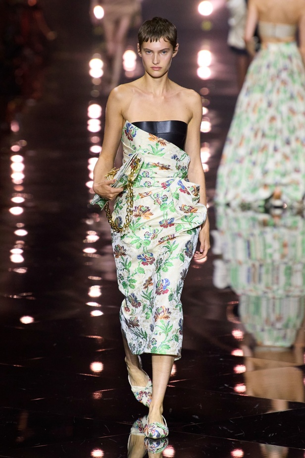 مجموعة Roberto Cavalli لربيع 2023 سحر الطبعات والتصاميم الأنثوية