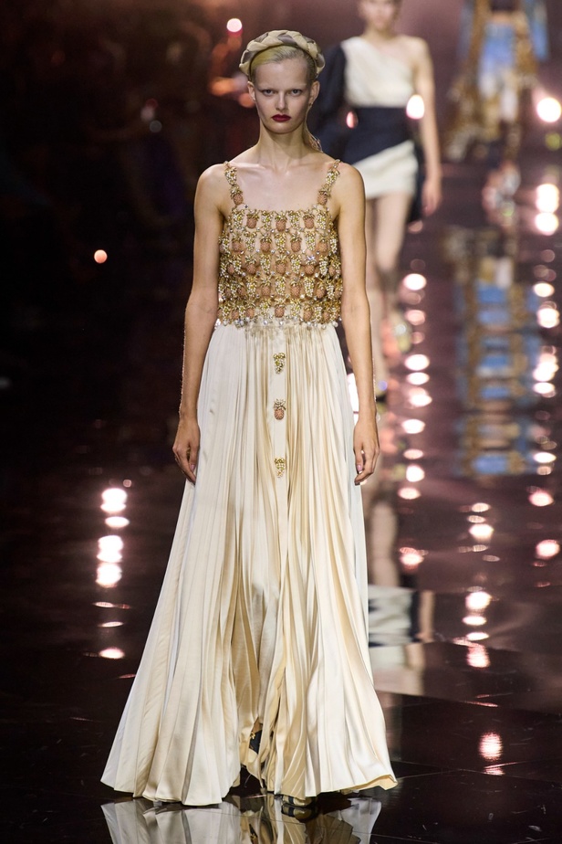 مجموعة Roberto Cavalli لربيع 2023 سحر الطبعات والتصاميم الأنثوية