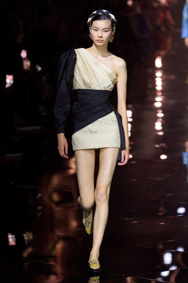 مجموعة Roberto Cavalli لربيع 2023 سحر الطبعات والتصاميم الأنثوية