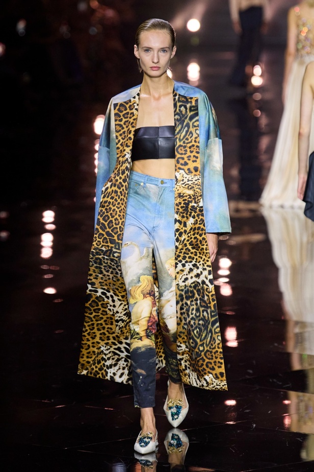 مجموعة Roberto Cavalli لربيع 2023 سحر الطبعات والتصاميم الأنثوية