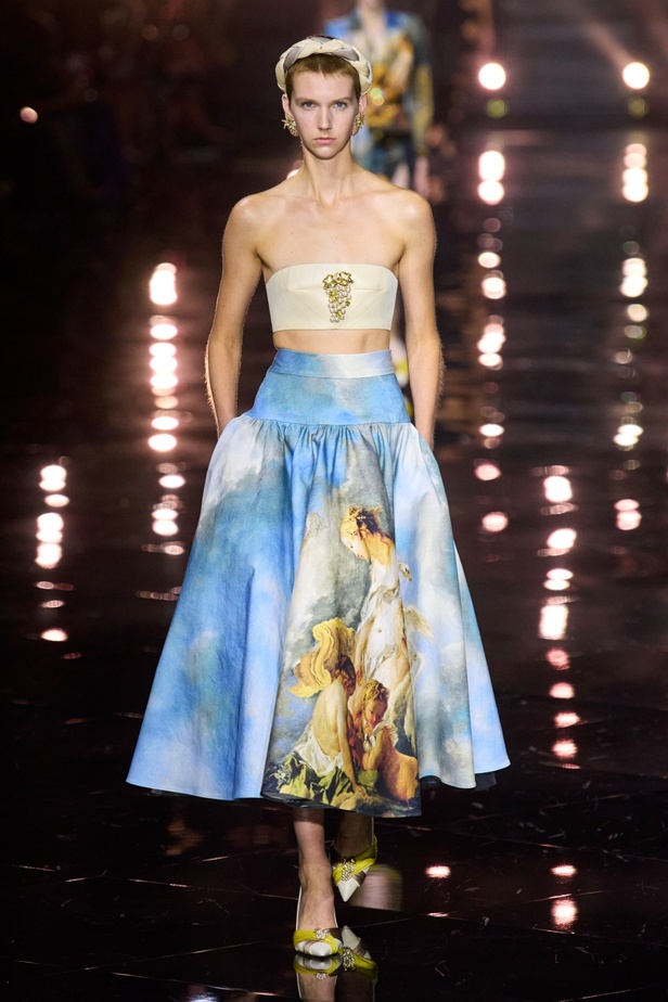 مجموعة Roberto Cavalli لربيع 2023 سحر الطبعات والتصاميم الأنثوية