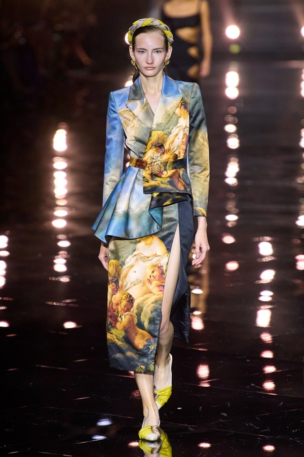 مجموعة Roberto Cavalli لربيع 2023 سحر الطبعات والتصاميم الأنثوية