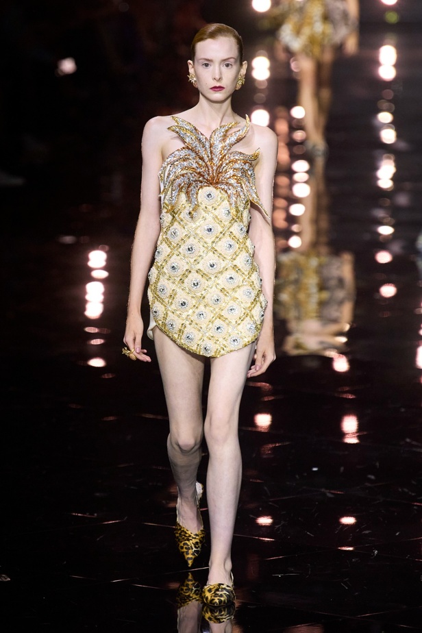 مجموعة Roberto Cavalli لربيع 2023 سحر الطبعات والتصاميم الأنثوية