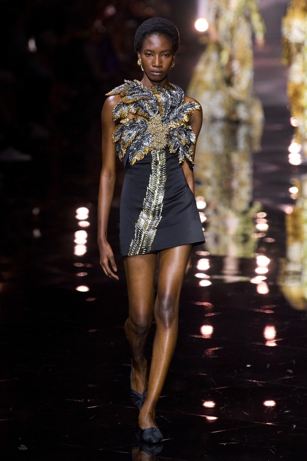 مجموعة Roberto Cavalli لربيع 2023 سحر الطبعات والتصاميم الأنثوية