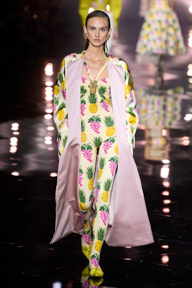 مجموعة Roberto Cavalli لربيع 2023 سحر الطبعات والتصاميم الأنثوية