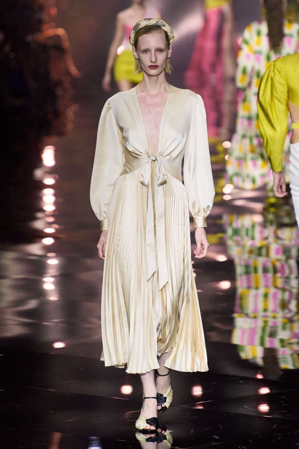 مجموعة Roberto Cavalli لربيع 2023 سحر الطبعات والتصاميم الأنثوية