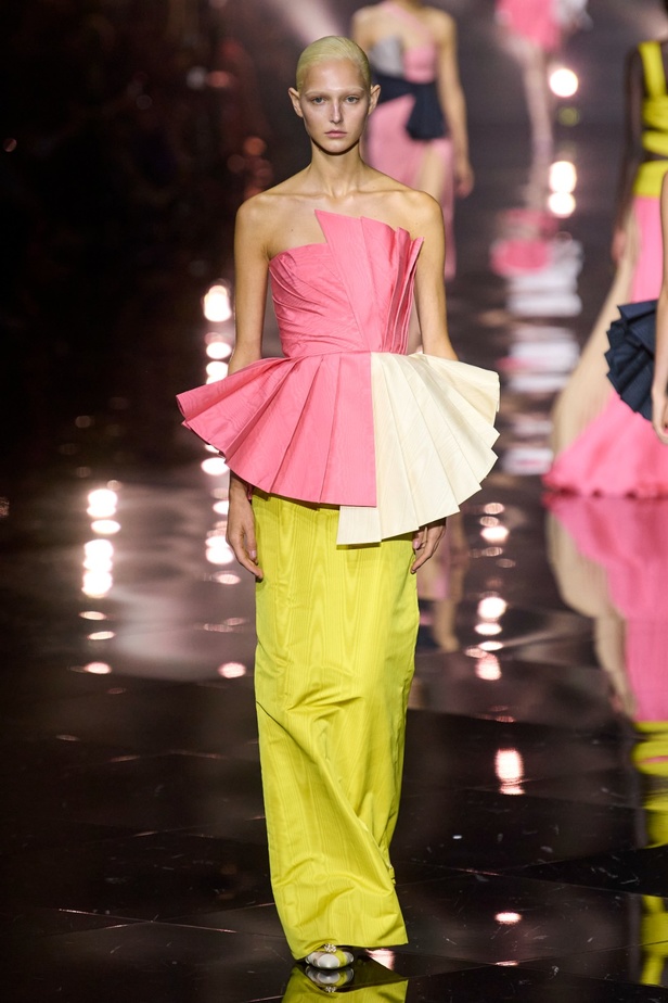 مجموعة Roberto Cavalli لربيع 2023 سحر الطبعات والتصاميم الأنثوية