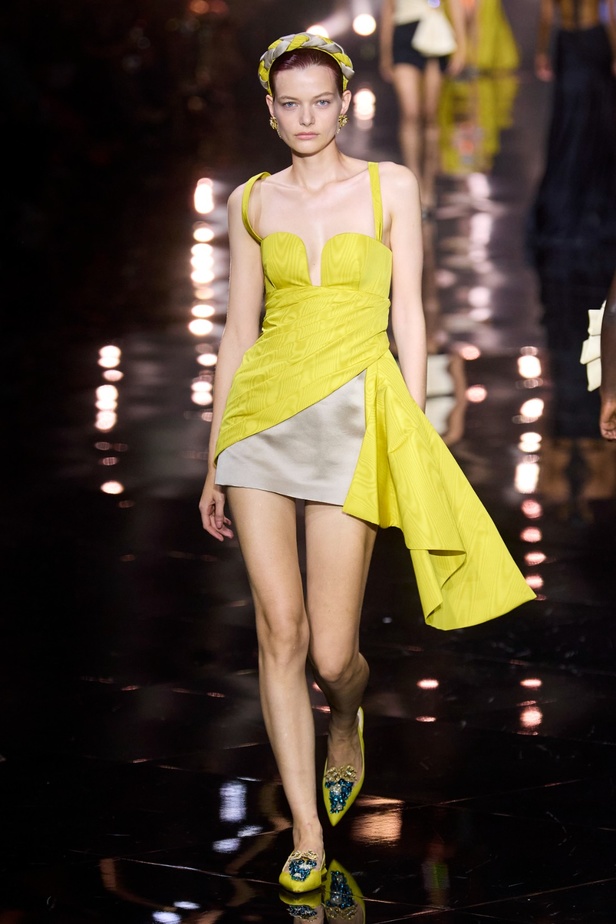 مجموعة Roberto Cavalli لربيع 2023 سحر الطبعات والتصاميم الأنثوية