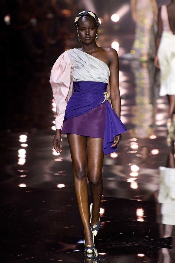 مجموعة Roberto Cavalli لربيع 2023 سحر الطبعات والتصاميم الأنثوية