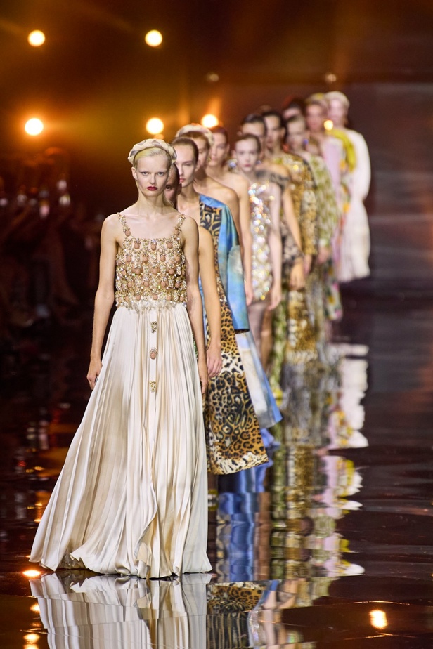 مجموعة Roberto Cavalli لربيع 2023 سحر الطبعات والتصاميم الأنثوية