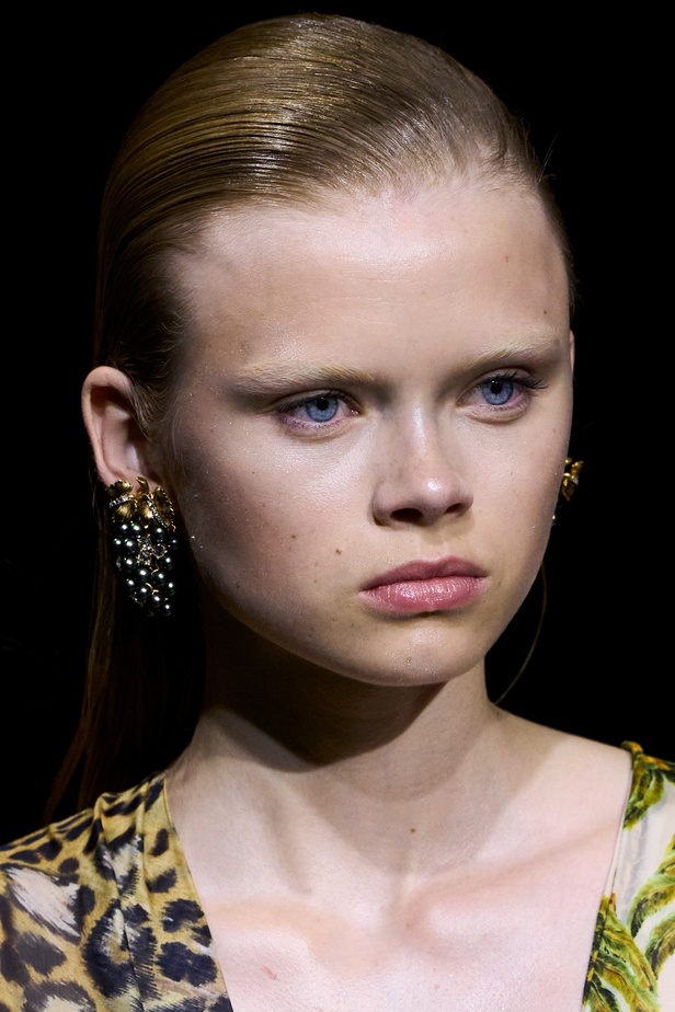 مجموعة Roberto Cavalli لربيع 2023 سحر الطبعات والتصاميم الأنثوية