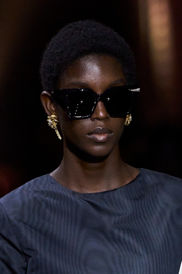 مجموعة Roberto Cavalli لربيع 2023 سحر الطبعات والتصاميم الأنثوية