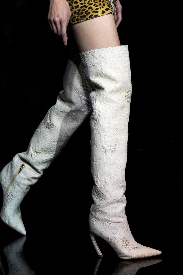 مجموعة Roberto Cavalli لربيع 2023 سحر الطبعات والتصاميم الأنثوية