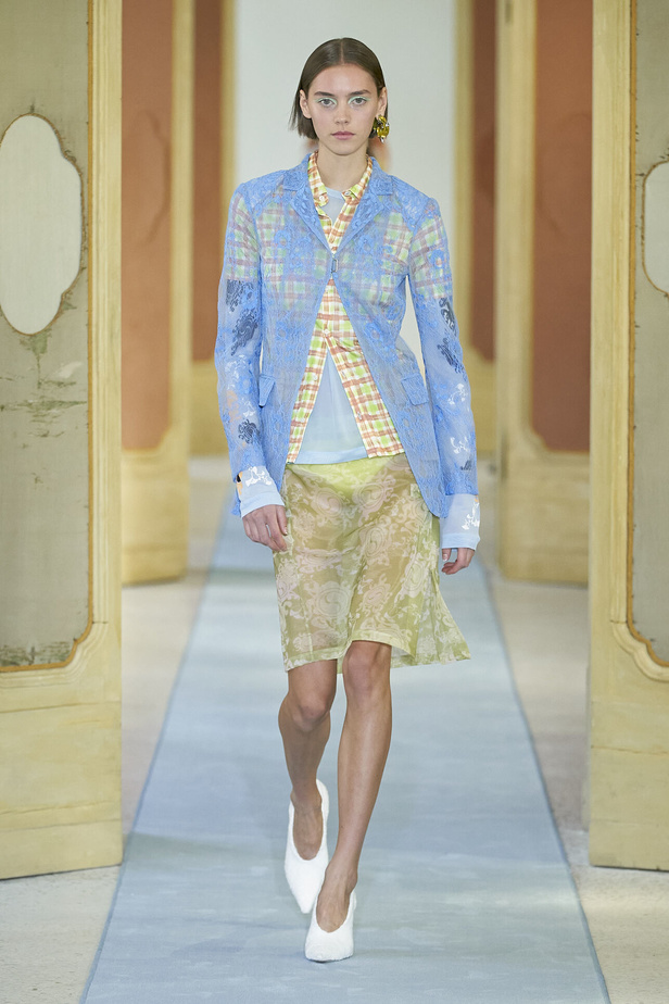 عرض أزياء DSquared2 لربيع وصيف 2023.. يحاكي المرأة العصرية