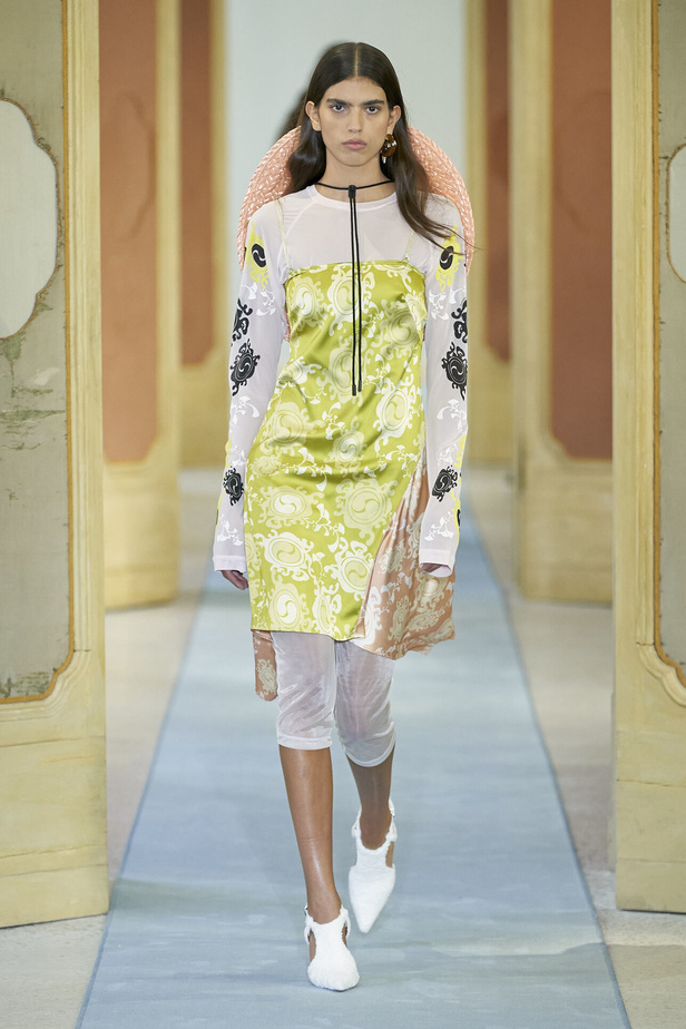 عرض أزياء DSquared2 لربيع وصيف 2023.. يحاكي المرأة العصرية