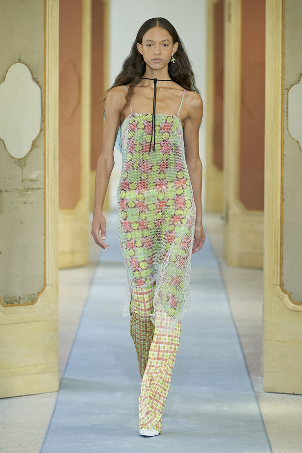 عرض أزياء DSquared2 لربيع وصيف 2023.. يحاكي المرأة العصرية