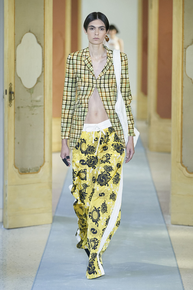 عرض أزياء DSquared2 لربيع وصيف 2023.. يحاكي المرأة العصرية